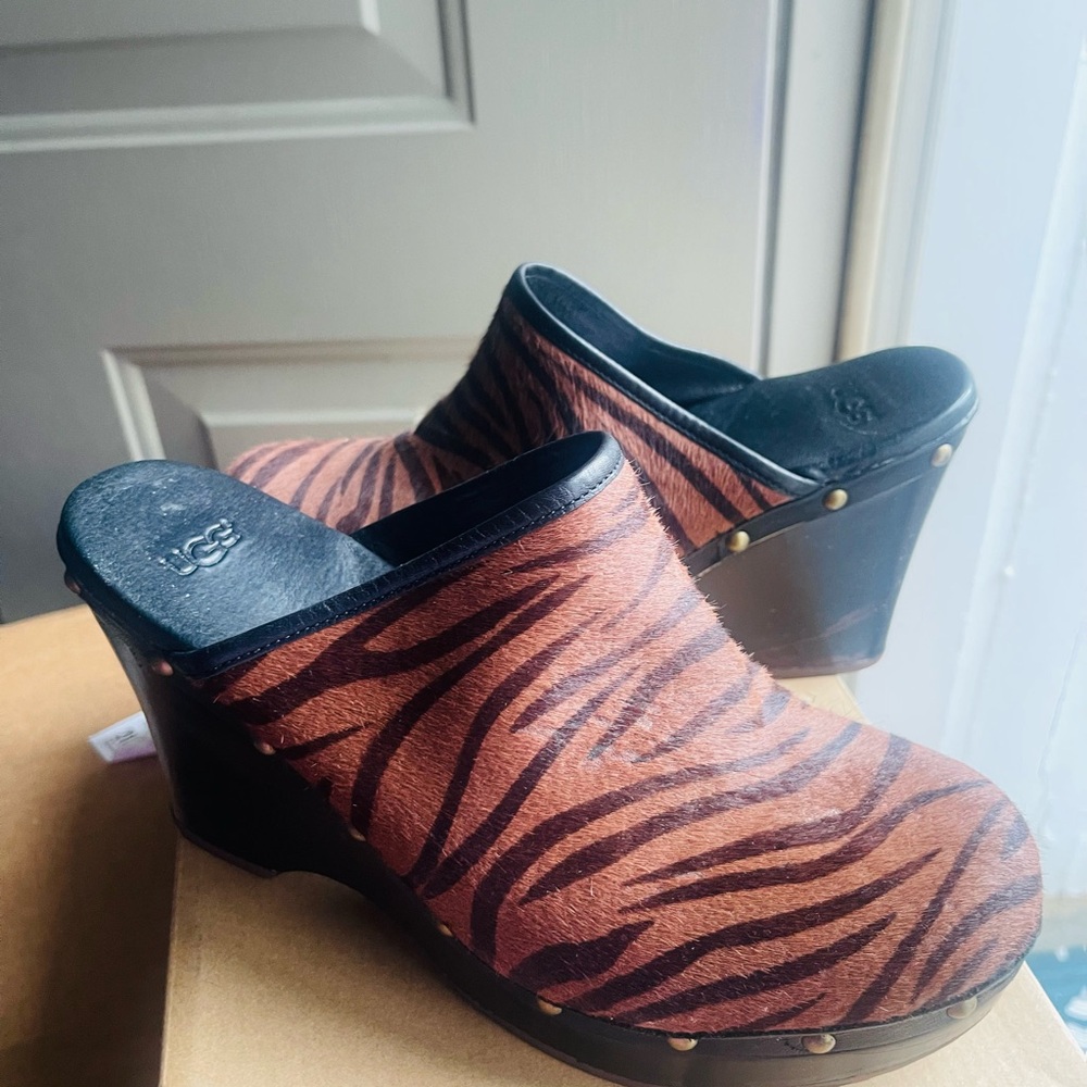 UGG Women's Black and Brown Animal Print Mules